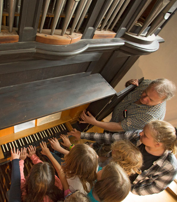 KönigsKinder vor der Orgel von oben