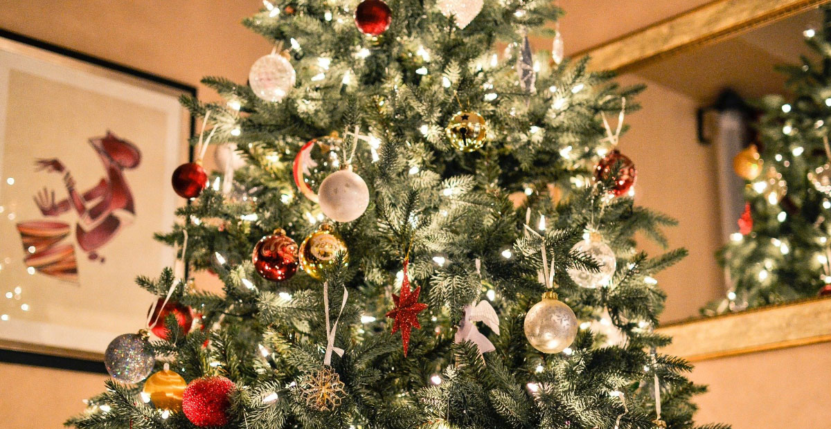 Bunt geschmückter Weihnachtsbaum
