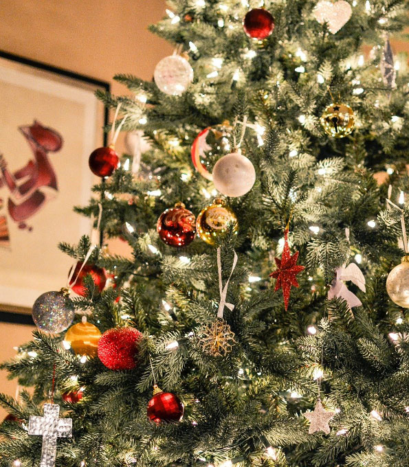 Bunt geschmückter Weihnachtsbaum