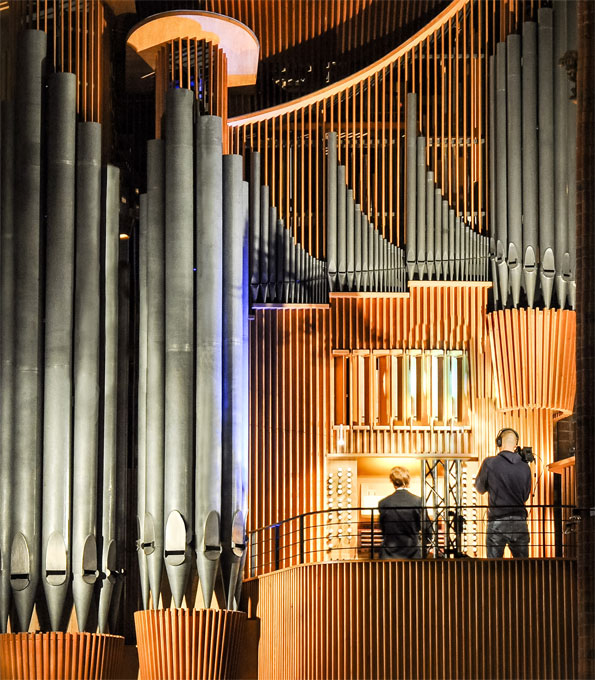 Ulfert Smidt an der Goll-Orgel in der Martkirche zu Hannover