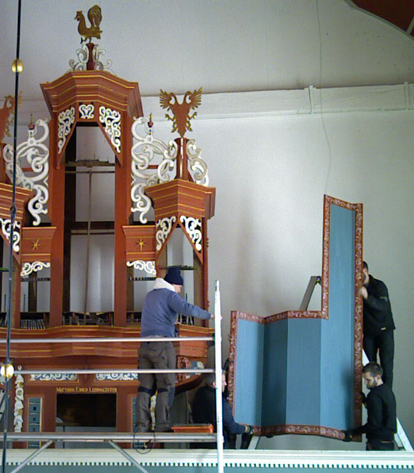 Abbau der Orgel in der reformierten Kirche Uttum