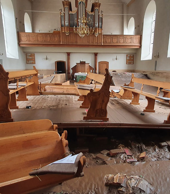 Die starke Strömung hat das Mobiliar der Kirche Gemünd (Kreis Euskirchen) zerstört.